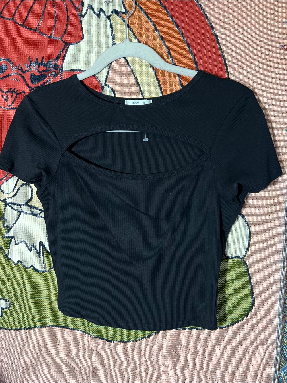Black ribbed cropped tee.
